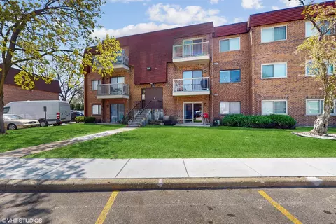 715 W Central Rd #A1, Mount Prospect, IL 60056