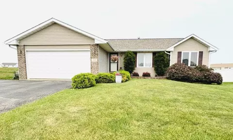 753 Golden Prairie Dr, Davis Junction, IL 61020
