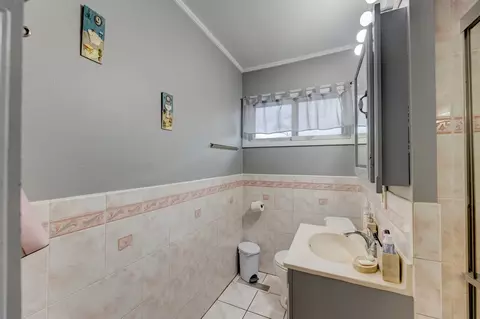 Bath - 821 Westshire Dr, Joliet, IL 60435 photo 1 of 1