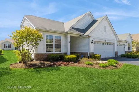 1674 Francis Dr, Pingree Grove, IL 60140