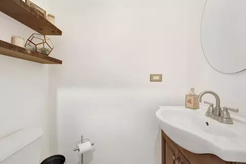 Bath - 404 Herrick Rd, Riverside, IL 60546 photo 2 of 3