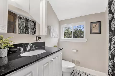 Bath - 404 Herrick Rd, Riverside, IL 60546 photo 1 of 3