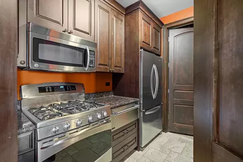 Kitchen - 8585 Johnston Rd, Burr Ridge, IL 60527 photo 4 of 4