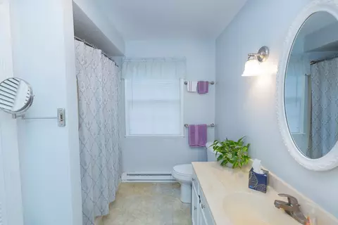 Bath - 305 E Pearson St, Eureka, IL 61530 photo 2 of 4