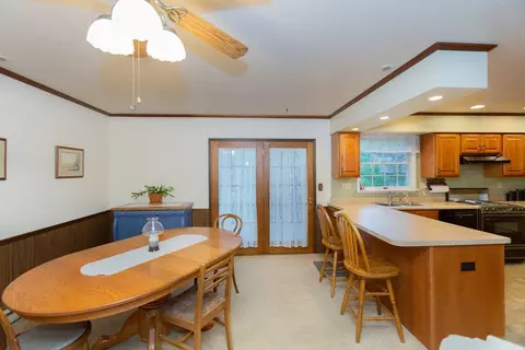Dining - 305 E Pearson St, Eureka, IL 61530 photo 1 of 5