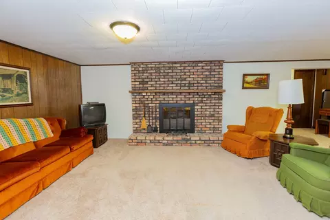 Living - 305 E Pearson St, Eureka, IL 61530 photo 4 of 4