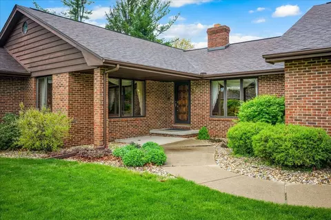 2008 Hedgewood Dr, Bloomington, IL 61704 photo 2