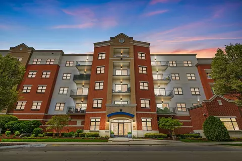 14 S Prospect St #504, Roselle, IL 60172