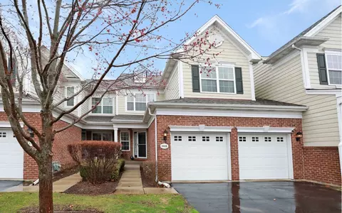 1111 Pine Valley Ct, Elgin, IL 60124 photo 1