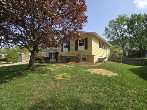 Exterior - 305 Rowe Dr, Bloomington, IL 61701 photo 2 of 6