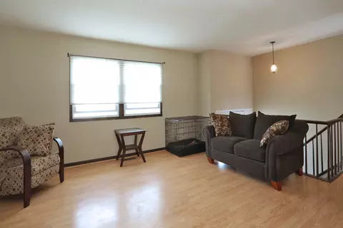 Living - 4624 Thornbark Dr, Hoffman Estates, IL 60192 photo 2 of 4