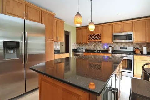 Kitchen - 4624 Thornbark Dr, Hoffman Estates, IL 60192 photo 2 of 4
