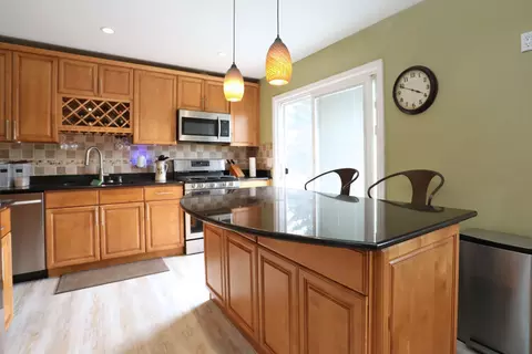 Kitchen - 4624 Thornbark Dr, Hoffman Estates, IL 60192 photo 1 of 4