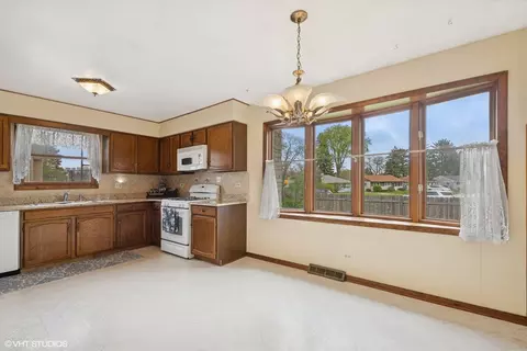 515 S Inner Circle Dr, Mount Prospect, IL 60056 photo 8