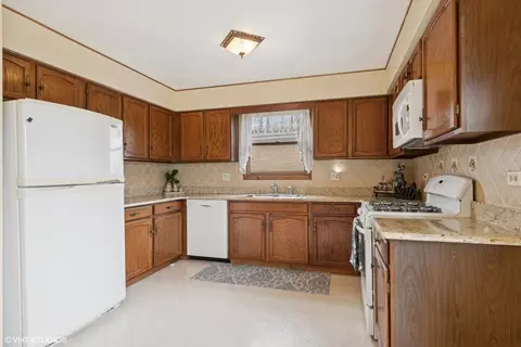 515 S Inner Circle Dr, Mount Prospect, IL 60056 photo 9
