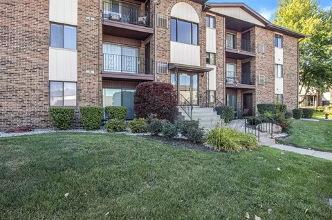 13933 Laramie Ave #214, Crestwood, IL 60418
