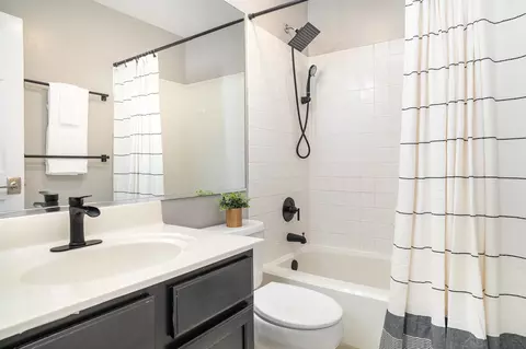 Bath - 553 Ivory Ln, Bartlett, IL 60103 photo 1 of 4