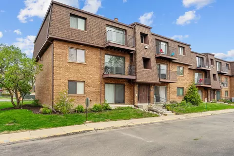 704 Cobblestone Cir #D, Glenview, IL 60025