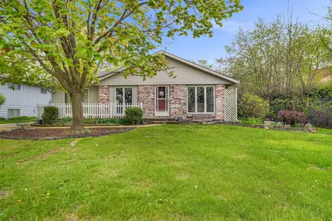 406 Surrey Ln, Lindenhurst, IL 60046