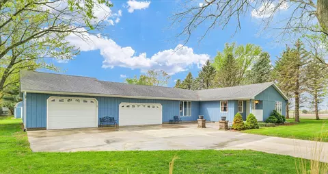 824 W 3rd St, Gilman, IL 60938