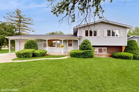 1920 Charles St, Woodstock, IL 60098