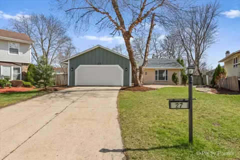 27 Woodridge Ln, Streamwood, IL 60107