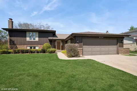 2114 E Peachtree Ln, Arlington Heights, IL 60004