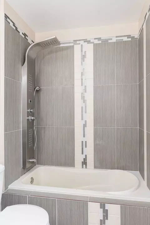 Bath - 7601 S Artesian Ave, Chicago, IL 60652 photo 1 of 2
