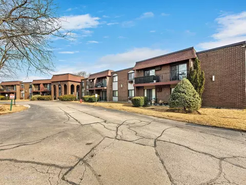 57 Washington Blvd #212, Mundelein, IL 60060
