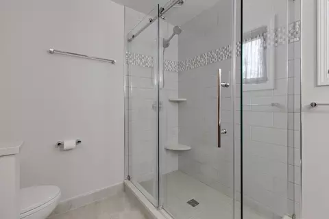 Bath - 64 Ivanhoe Ln, Cary, IL 60013 photo 2 of 4