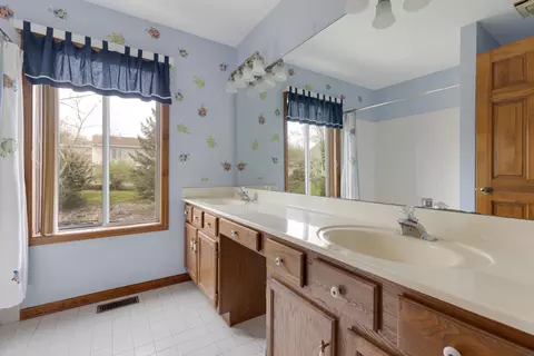 Bath - 64 Ivanhoe Ln, Cary, IL 60013 photo 3 of 4