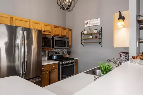 Kitchen - 52 Parkshores Ct, Bloomington, IL 61701 photo 2 of 5