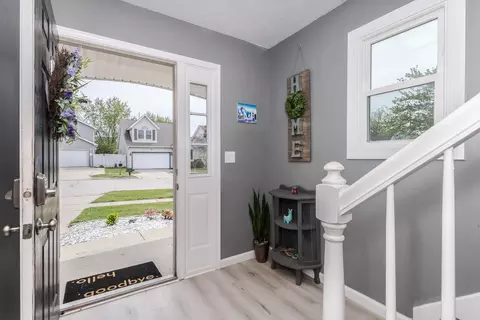 Entry Way - 52 Parkshores Ct, Bloomington, IL 61701 photo 3 of 4