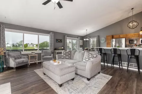 Living - 52 Parkshores Ct, Bloomington, IL 61701 photo 3 of 4