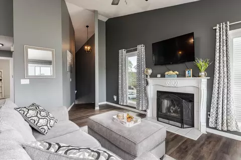 Living - 52 Parkshores Ct, Bloomington, IL 61701 photo 2 of 4