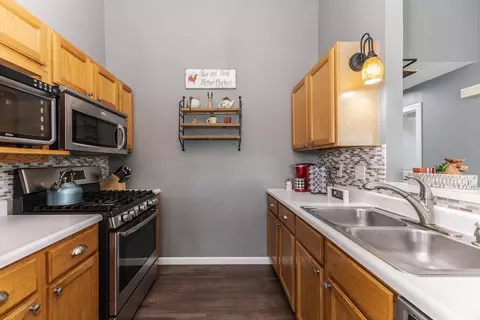 Kitchen - 52 Parkshores Ct, Bloomington, IL 61701 photo 4 of 5