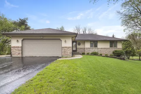 5432 Shamrock Ln, Roscoe, IL 61073