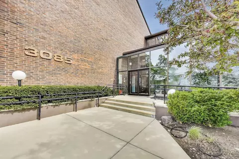 3085 Pheasant Creek Dr #114, Northbrook, IL 60062