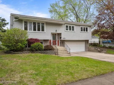 8920 Sycamore Dr, Hickory Hills, IL 60457