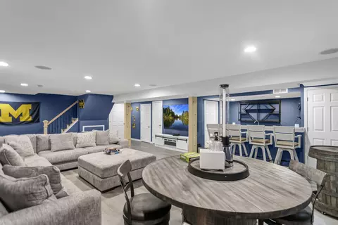 Living - 3 Regal Ct, Algonquin, IL 60102 photo 2 of 2