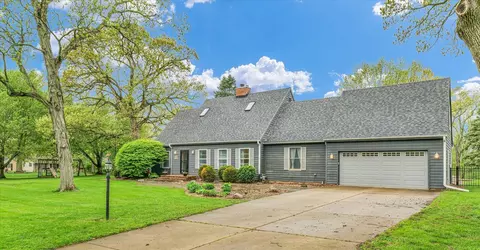 1304 Woodland Ct, Mahomet, IL 61853