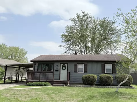 2127 Meadow Lawn Ln, Peru, IL 61354