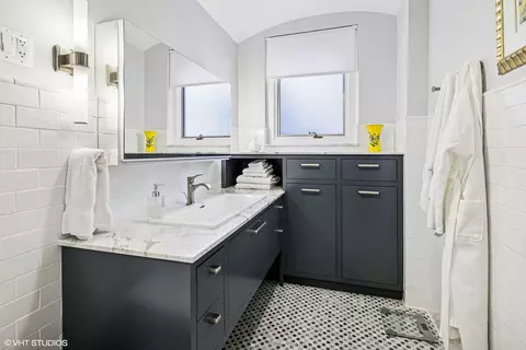 Bath - 222 E Chestnut St #7B, Chicago, IL 60611 photo 2 of 4