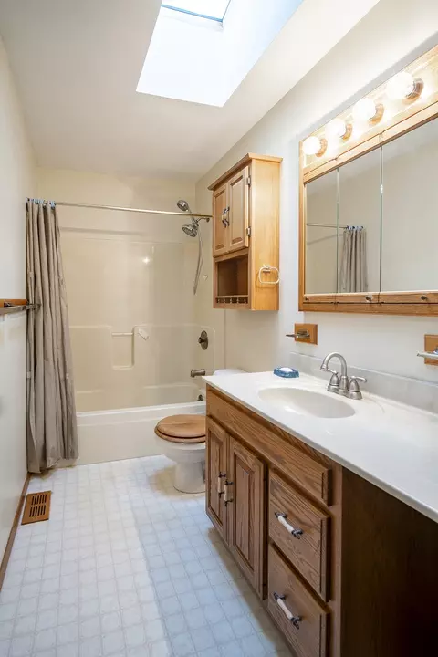 Bath - 738 Tinley Dr, Aurora, IL 60506 photo 1 of 2