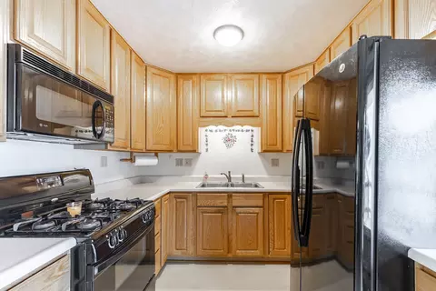 Kitchen - 738 Tinley Dr, Aurora, IL 60506 photo 2 of 3