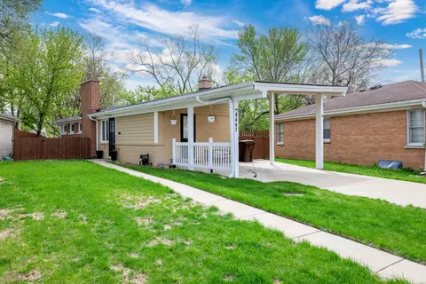 8447 Gross Point Rd, Skokie, IL 60077