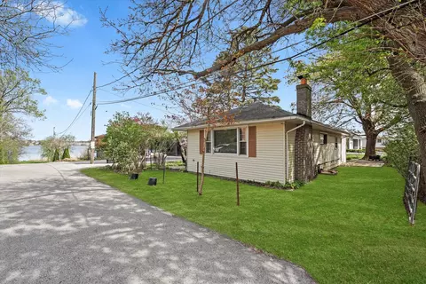 124 Roosevelt Ave, Wauconda, IL 60084