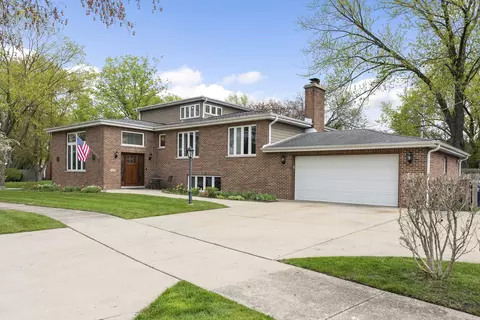696 Lombardy Ln, Deerfield, IL 60015