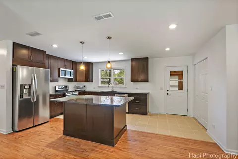 Kitchen - 305 Pokagon Dr, Algonquin, IL 60102 photo 2 of 3