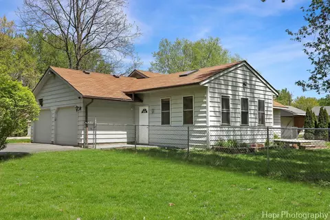 305 Pokagon Dr, Algonquin, IL 60102
